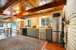 House, 2 Queen Beds, Fireplace, Mountain View (Augie's Log Cabin) | Private kitchen