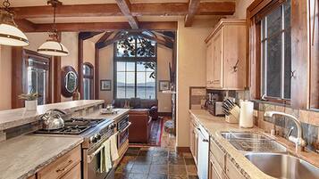 House, Multiple Beds, Hot Tub | Private kitchen | Fridge, microwave, oven, stovetop