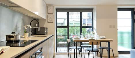 Lejlighed (1 Bedroom) | Privat køkken | Køleskab, mikrobølgeovn, ovn, kogeplade