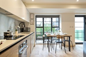 Apartment (1 Bedroom) | Private kitchen | Fridge, microwave, oven, stovetop - Greenwich Perfection (London)