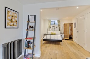 1 quarto, roupas de cama premium, escrivaninha