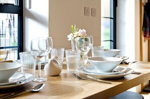 Apartment (1 Bedroom) | In-room dining