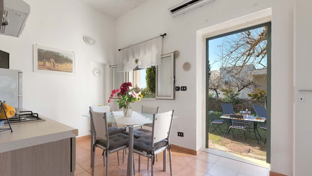 Una cocina moderna con comedor, un ventanal y vistas al exterior.