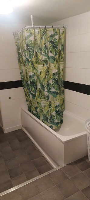Casa de campo, varias camas | Baño | Tina con regadera, tina profunda, toallas 