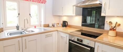 Casa de campo | Cocina privada | Refrigerador, lavavajillas, tetera eléctrica y tostadora