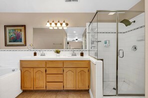Ferienhaus, Mehrere Betten, Whirlpool, Bergblick (Shuteye View Ranch) | Badezimmer | Haartrockner, Handtücher