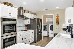 Refrigerador, microondas, horno, placa de cocina