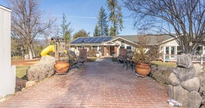 Terrace/patio - Awesome Views, Game Room, Hot Tub and More! (Oakhurst)