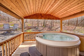 Outdoor spa tub - Wyandot Woods - Lake House (Laurelville)