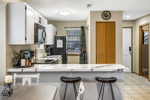 公寓 客房, 多張床, 廚房, 山景 | 私人廚房 | 咖啡機/沖茶器