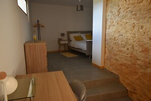 2 Schlafzimmer, Schreibtisch, Bügeleisen/Bügelbrett, Reisekinderbett