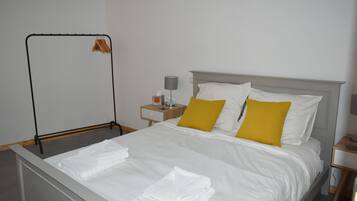 2 slaapkamers, een bureau, een strijkplank/strijkijzer, reisbedje