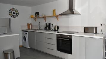 Een koelkast, een microgolfoven, een oven, een kookplaat