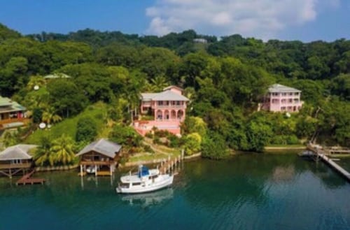 Kayak, Snorkel, Dive Waterfront 2BR 2BA  A/C
Beautiful Quiet Caribe bight w/pool