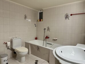 Combined shower/tub, deep soaking tub, hair dryer, towels - Casa Natasa in the City (Heraklion)