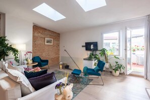 Loft Basic, 1 letto matrimoniale con divano letto | Area soggiorno | TV