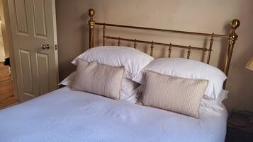 Apartment | 2 bedrooms, iron/ironing board, free WiFi, bed sheets