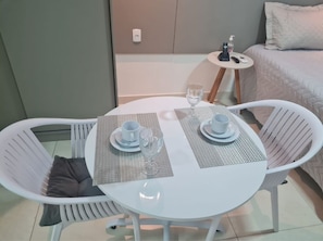 Suíte estúdio luxo | 1 quarto, escrivaninha, Wi-Fi de cortesia, roupa de cama