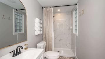 Condo, 1 Queen Bed, Kitchen | Bathroom