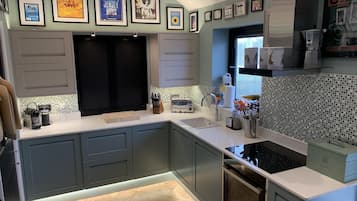 Studio | Private kitchen | Fridge, oven, stovetop, dishwasher