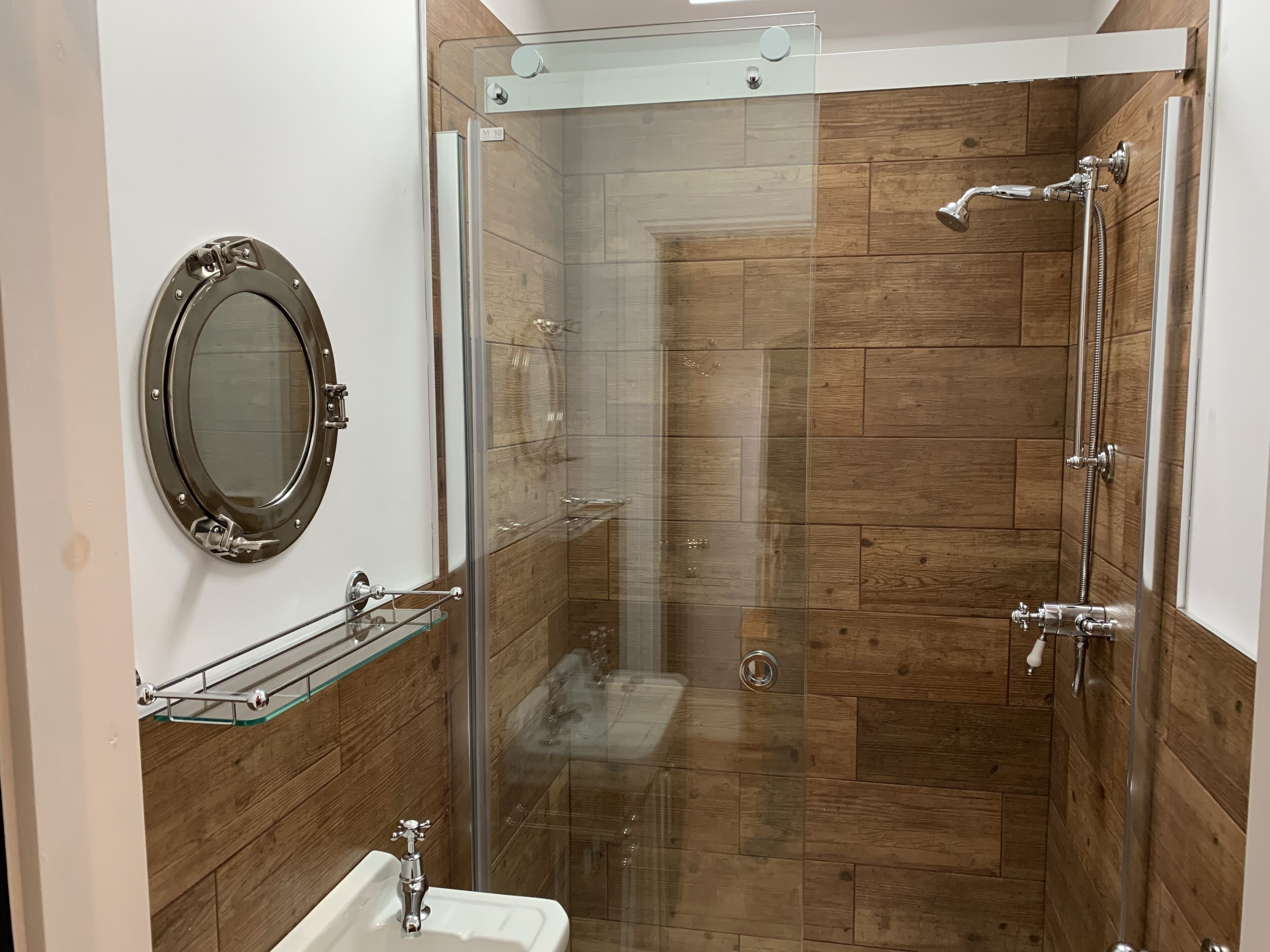 สตูดิโอ | ห้องน้ำ | ฝักบัว, ของใช้ในห้องน้ำฟรี, ไดร์เป่าผม, ผ้าเช็ดตัว