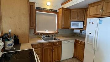 Villa, 3 Bedrooms | Private kitchen | Fridge, oven, coffee/tea maker, toaster