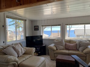 Living area - Livin The Dream Limit 6 3 Bedroom Home by RedAwning (Standish)