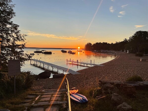 Beach - Livin The Dream Limit 6 3 Bedroom Home by RedAwning (Standish)