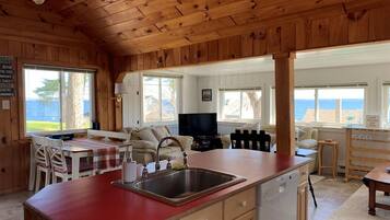 House, 3 Bedrooms | Private kitchen | Fridge, oven, coffee/tea maker, toaster