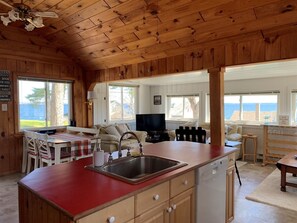 Private kitchen - Livin The Dream Limit 6 3 Bedroom Home by RedAwning (Standish)