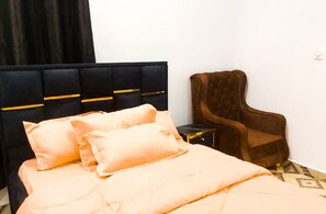 9 室のベッドルーム、アイロン / アイロン台、WiFi、ベッドシーツ