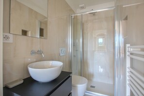 Apartamento básico, várias camas | Banheiro | Chuveiro, produtos de toalete grátis, secador de cabelo 