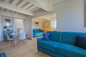 Basic-Apartment, Mehrere Betten | Wohnbereich
