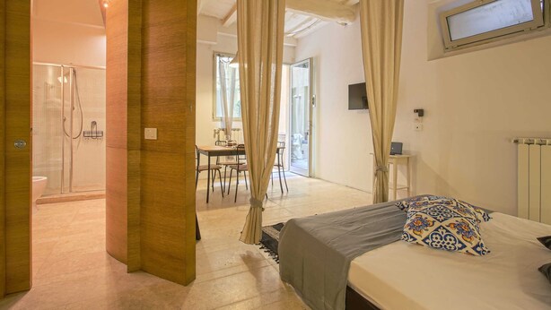 Une chambre d’hôtel équipée d’un lit, d’un bureau et d’un espace douche.