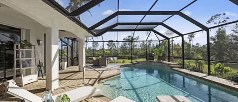 Alberca al aire libre y alberca climatizada