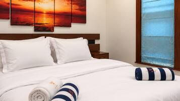 Habitación de hotel con cama, ropa de cama blanca, mesita de noche, cabecero de madera y un ventanal con vistas.
