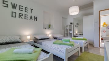 Rumah (Six Bedroom Holiday Home with Swimmin) | 6 kamar tidur dan tempat tidur bayi (biaya tambahan)