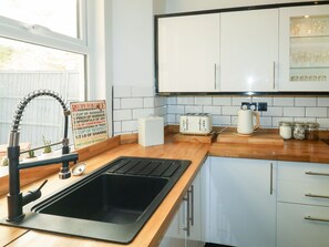 Cottage | Private kitchen | Fridge, dishwasher, electric kettle, toaster - 11 Magdalene Road (Torquay)