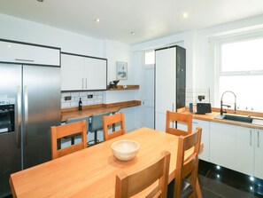 Cottage | Private kitchen | Fridge, dishwasher, electric kettle, toaster - 11 Magdalene Road (Torquay)