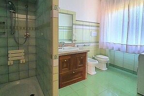Chuveiro, secador de cabelo, bidê, toalhas de banho