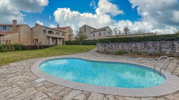 En säsongsöppen utomhuspool