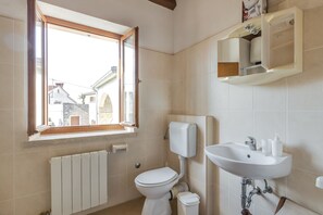 Familjehus - 2 dubbelsängar - 2 badrum (Pool Villa Frapi - Maslina) | Badrum | Badkar/dusch, hårtork, handdukar och tvål