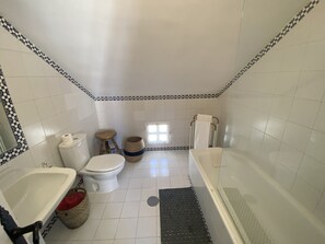 Chuveiro, secador de cabelo, bidê, toalhas de banho