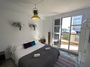 3 quartos, ferros/tábuas de passar roupa, berço de viagem