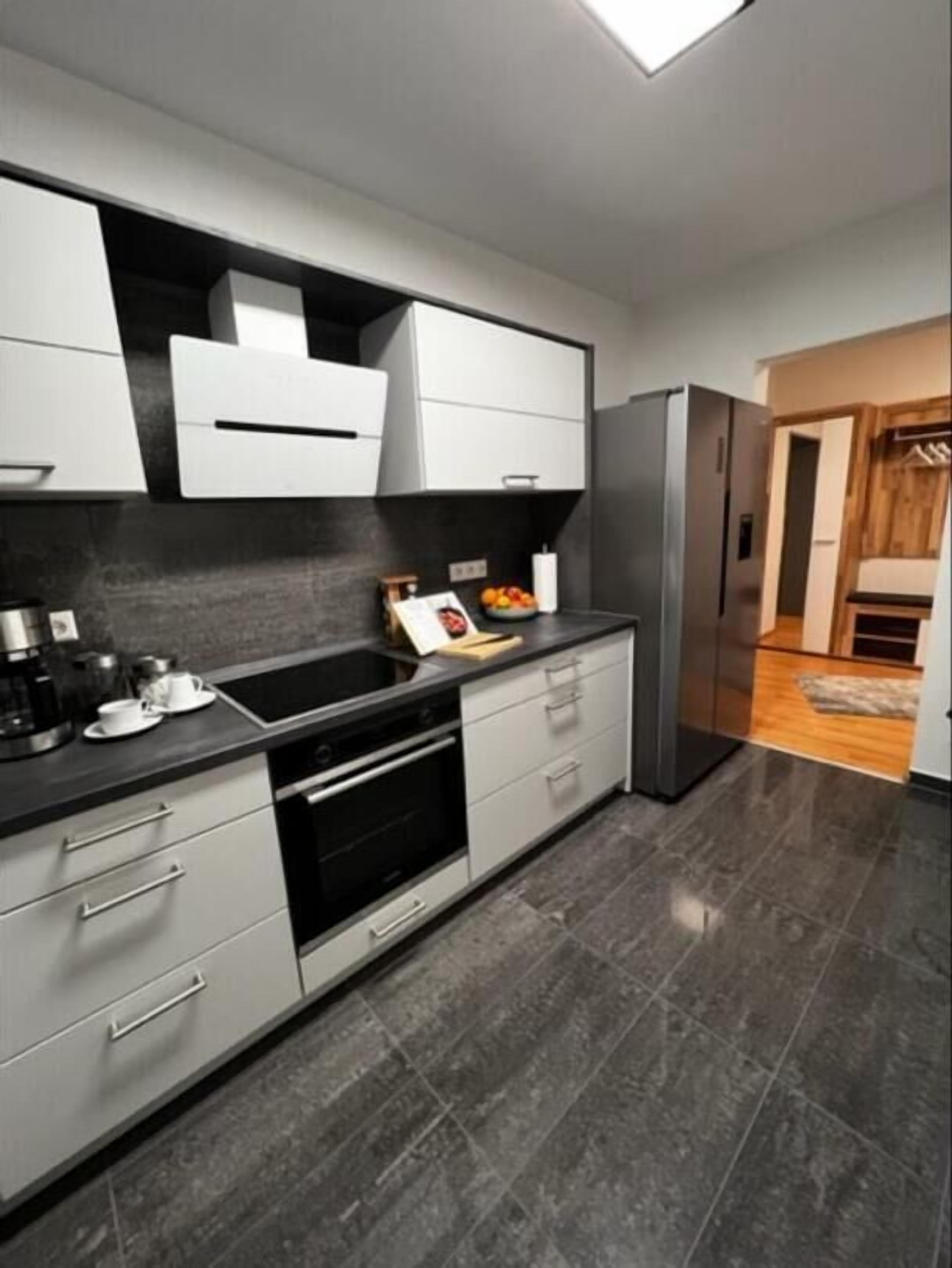 Kühlschrank, Ofen, Geschirrspüler, Wasserkocher mit Kaffee-/Teezubehör