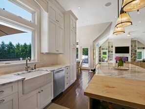 Dining tables - Luxurious, private, very comfortable Shinnecock Hills home (Southampton)