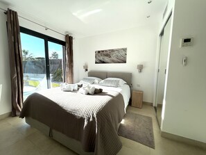 3 chambres, coffres-forts dans les chambres, bureau