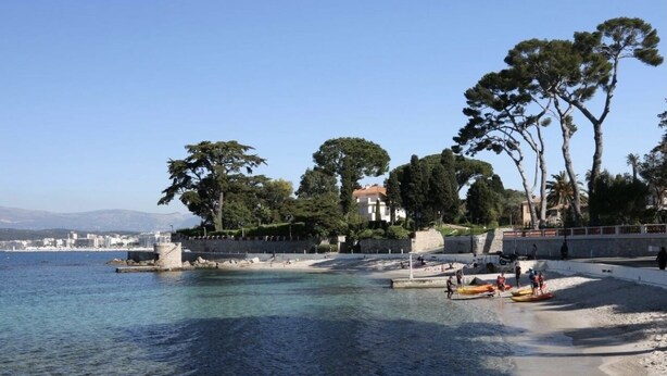 A coastal area with clear water, a sandy beach, and trees. - Capleouna- La Cabane, 3 bedrooms, Cap d'Antibes. (Antibes)
