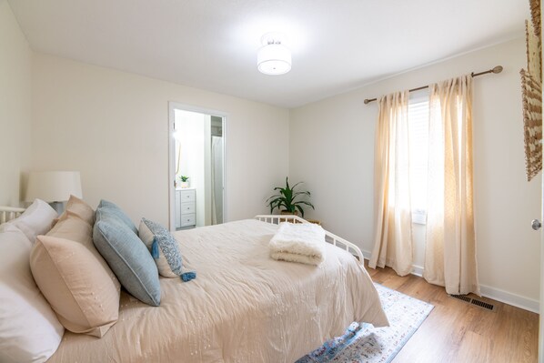 3 bedrooms, desk, iron/ironing board, WiFi