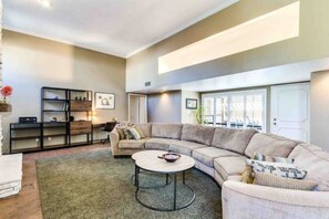 Living area - Sands McCormick Home (Scottsdale)
